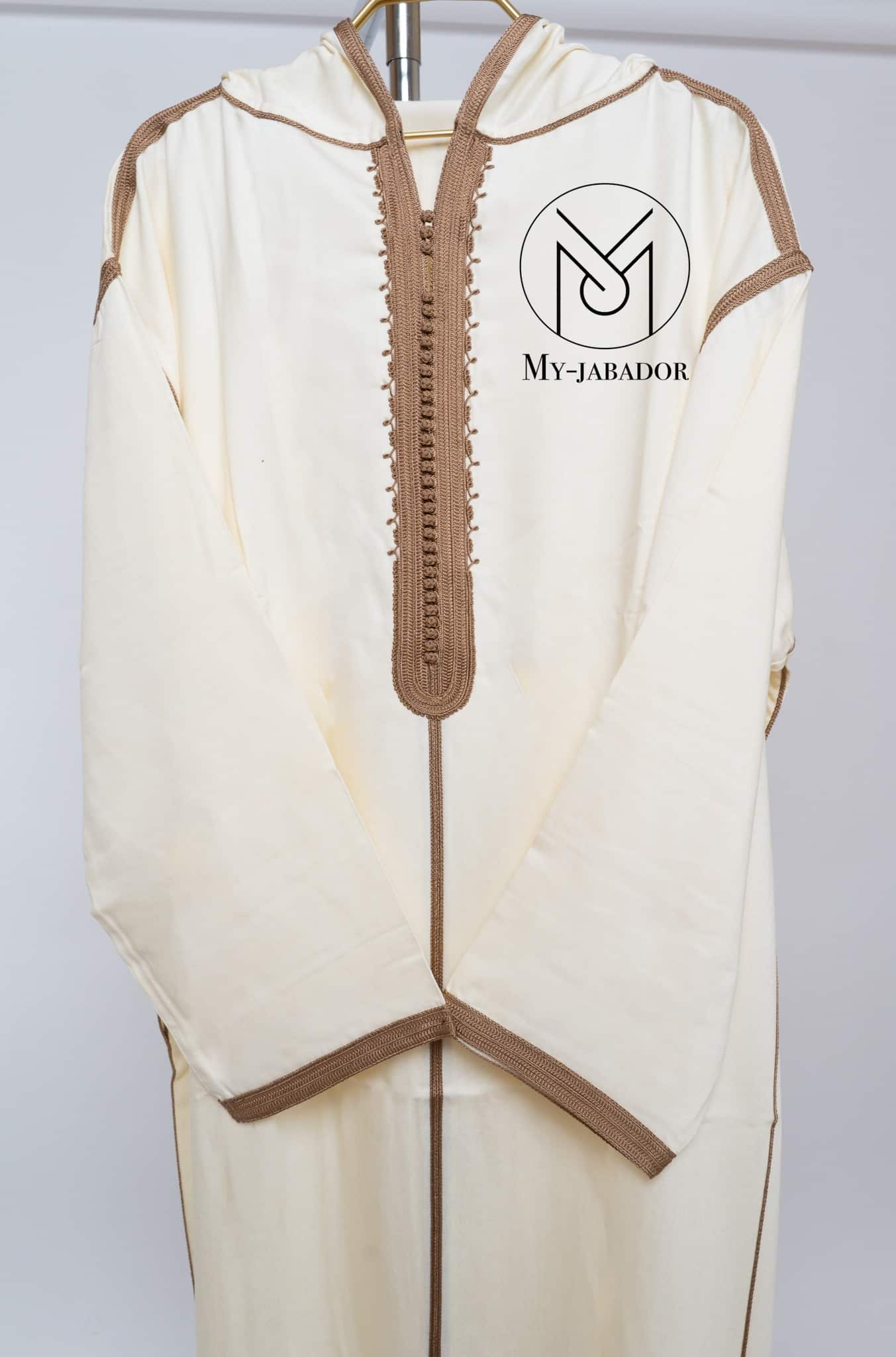 Djellaba homme noir et doré — détail broderies dorées et finitions artisanales